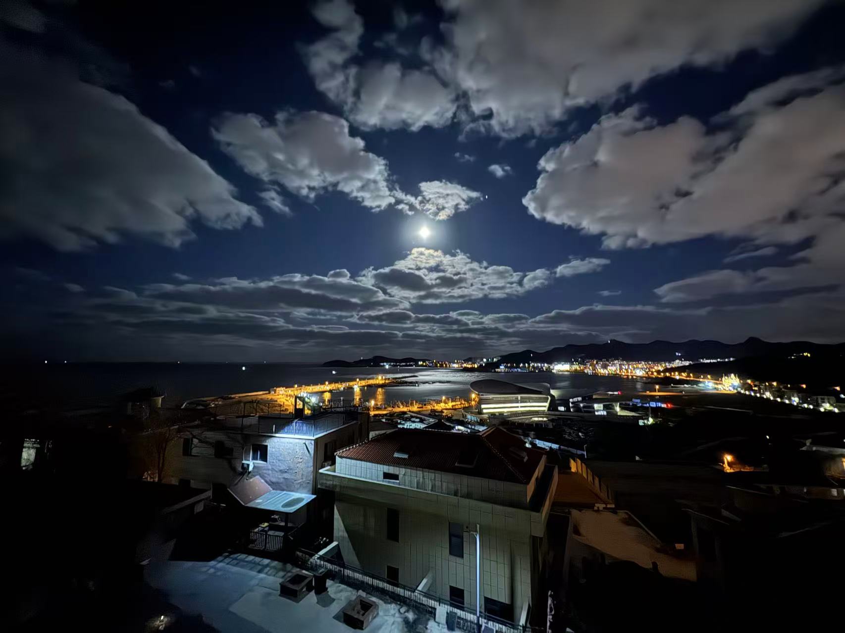 月光下的海滨夜景